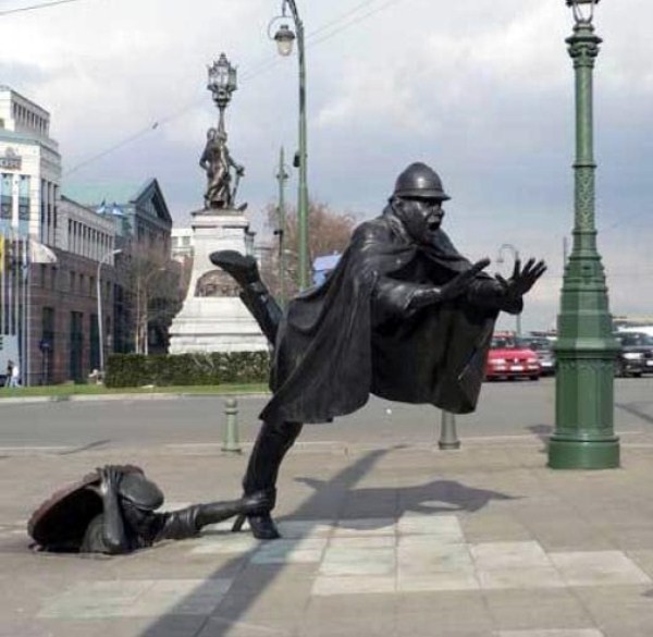 Bức tượng “De Vaartkapoen” của Tom Franzen nằm tại Molenbeek, Pháp, thể hiện sự nổi loạn của những người dân sinh ra ở đây